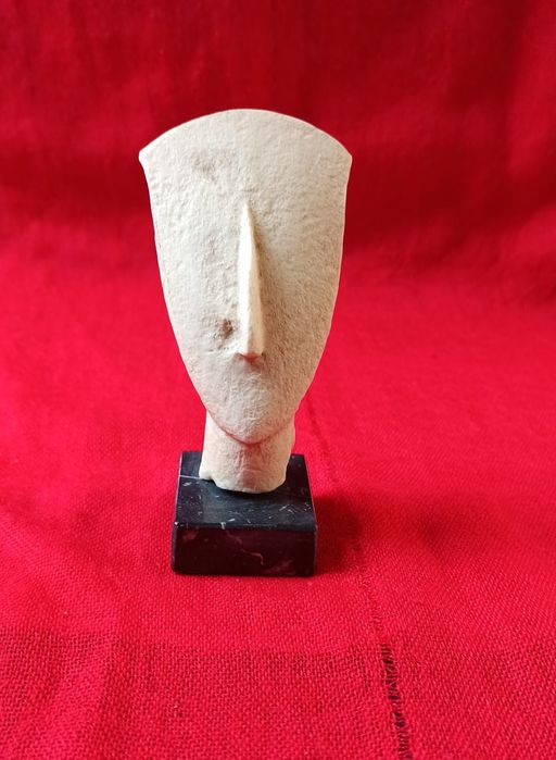 Głowa figurki kobiecej repliki typu „Składane ramiona”.