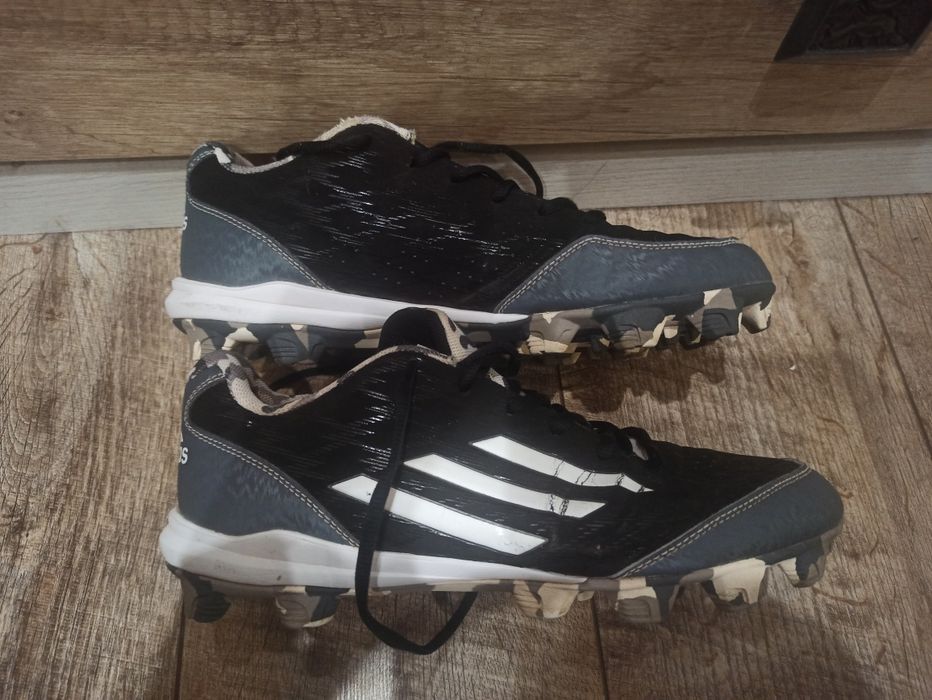 Кроссовки Adidas, для занятий спортом