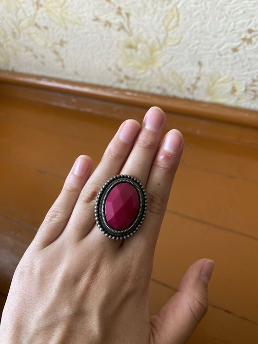 Кольцо с камнем.