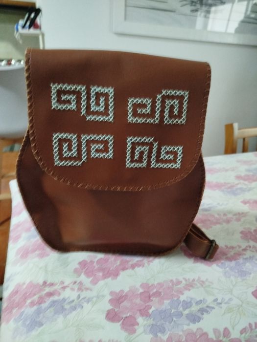 Varias carteiras diferentes em pele