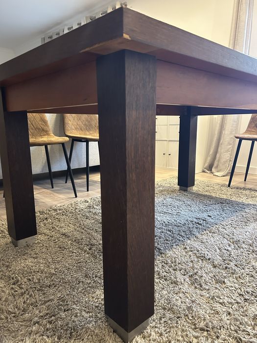Mesa de jantar de madeira maciça