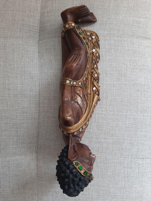Buda deitado em madeira