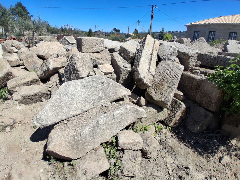 Pedra velha (granito trabalhada)