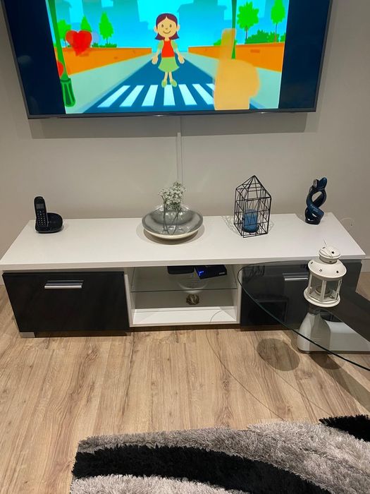 Mesa de cozinha e mobília de sala