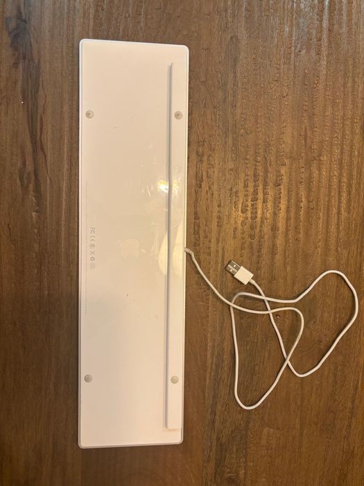 Teclado com fio Apple