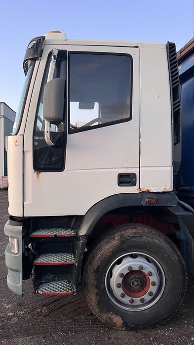 Camião Iveco com grua e basculante