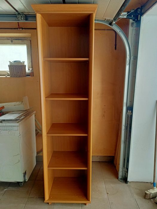 Regał wysoka szafka z półkami