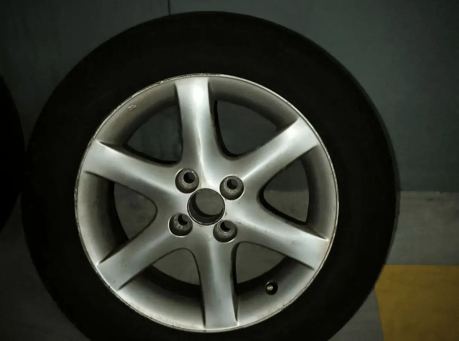 2 jantes com pneus Toyota Corolla