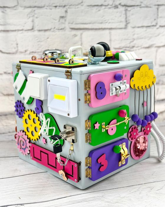 Бізікуб , бізіборд.