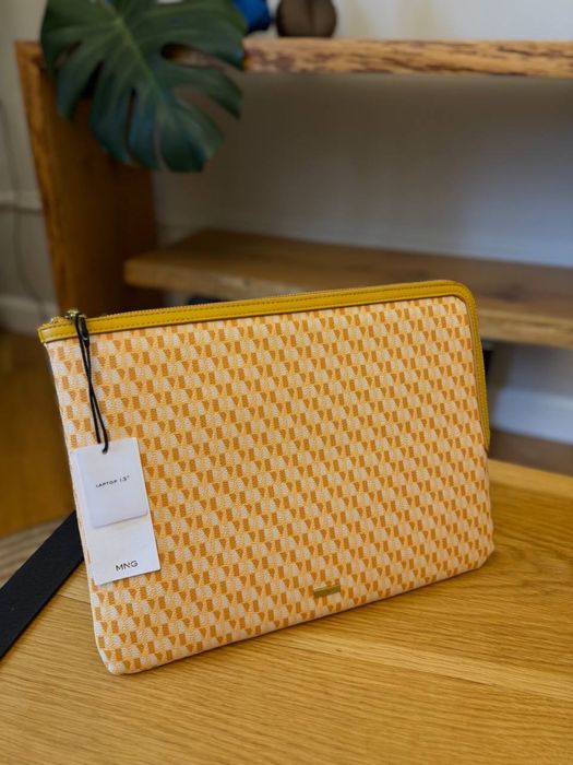 Чохол ,кейс для ноутбука Mango