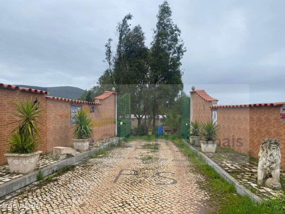 Quintinha de charme com 1,7 ha, capela privada e abundância de água...