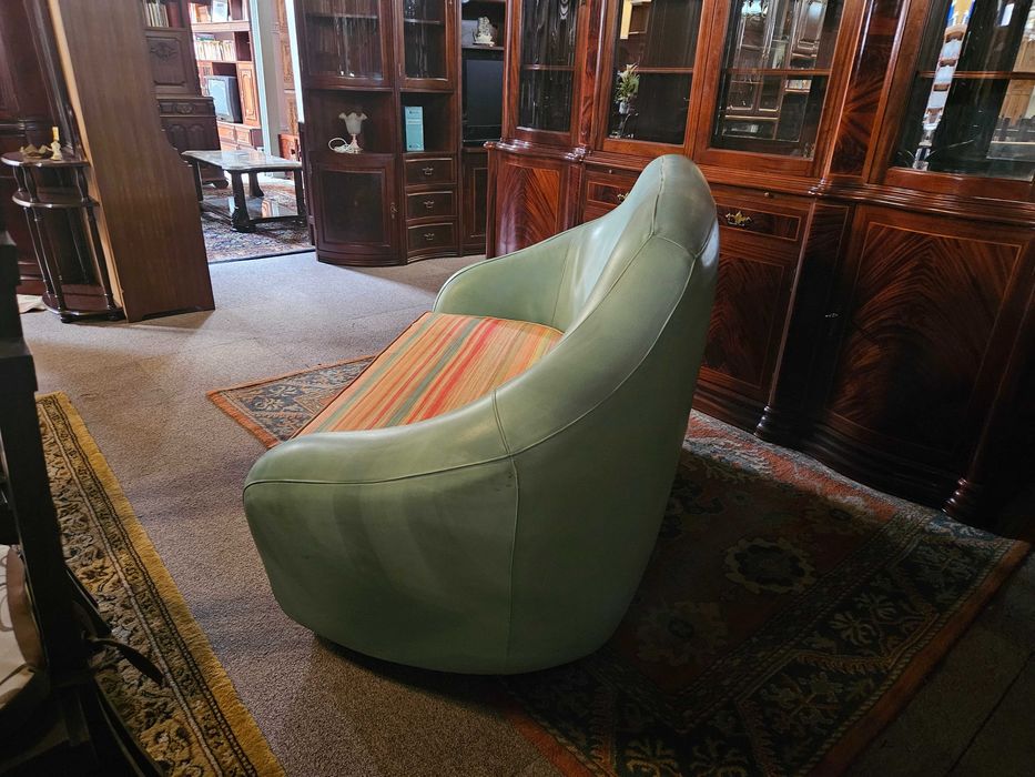 Sofá em pele de cor verde muito claro - Pequenas m