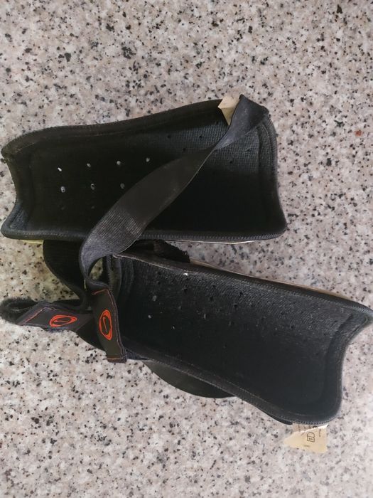 Caneleiras Prateadas Nike