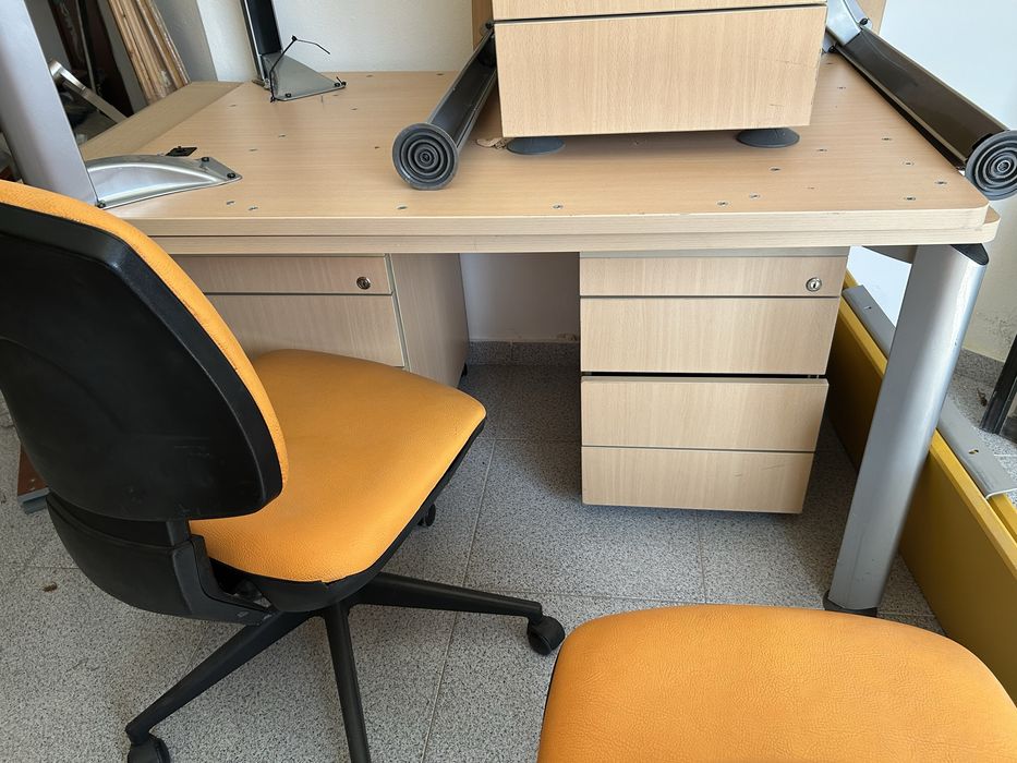 Secretarias e cadeiras de escritorio em bom estado