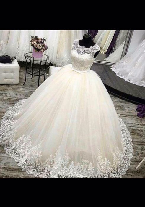 Весільна сукня білого кольору