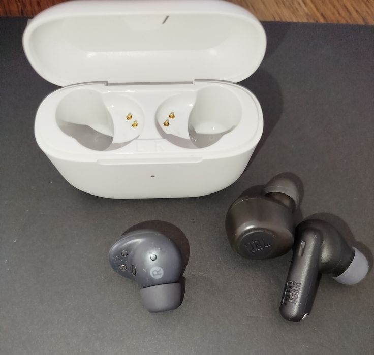 Lote de vários Earbuds JBL + Caixa