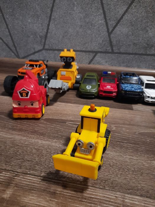 Іграшкові машинки металеві та пластмасові