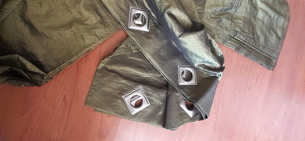 Cortinados pendentes e colcha.