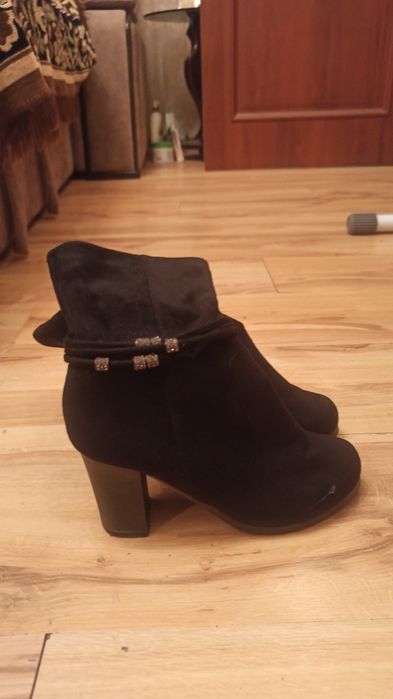 Продам жіночі ботінки