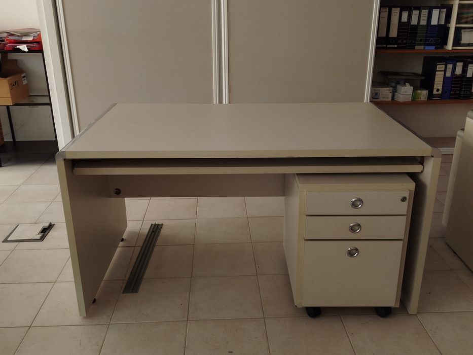 Vendo 2 secretárias e 1 mesa de escritório