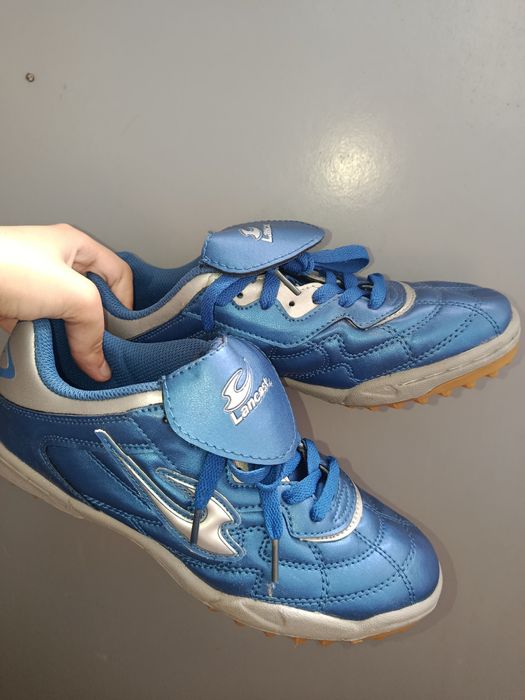 Продаю футбольні кросівки