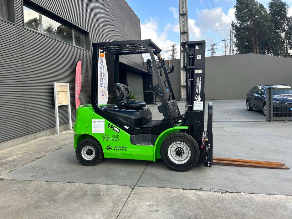 Empilhador Euroyen elétrico 2500 Kgs