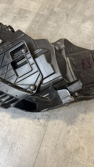 Фара Tesla Model 3 права оригінал Hella, з розбитим склом матрична