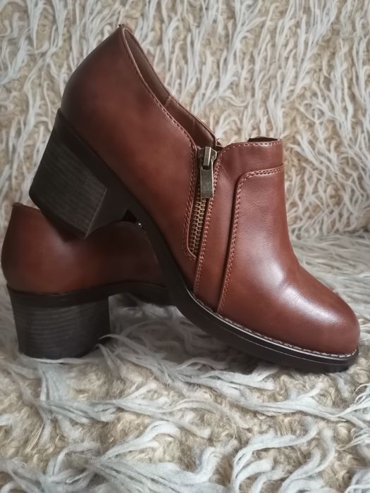 Brązowe półbuty na słupku z suwakiem Attiame