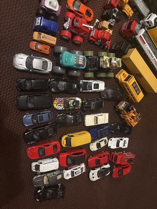 коллекция литых игрушечных автомобилей