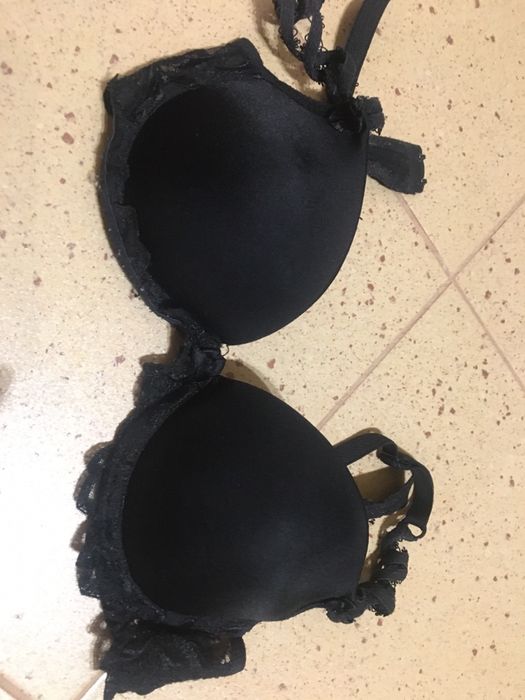 Włoski biustonosz 75 B o satynowym połysku