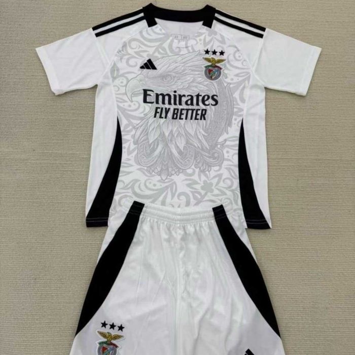 Conjunto (calções e camisolas) e camisolas de criança clubes