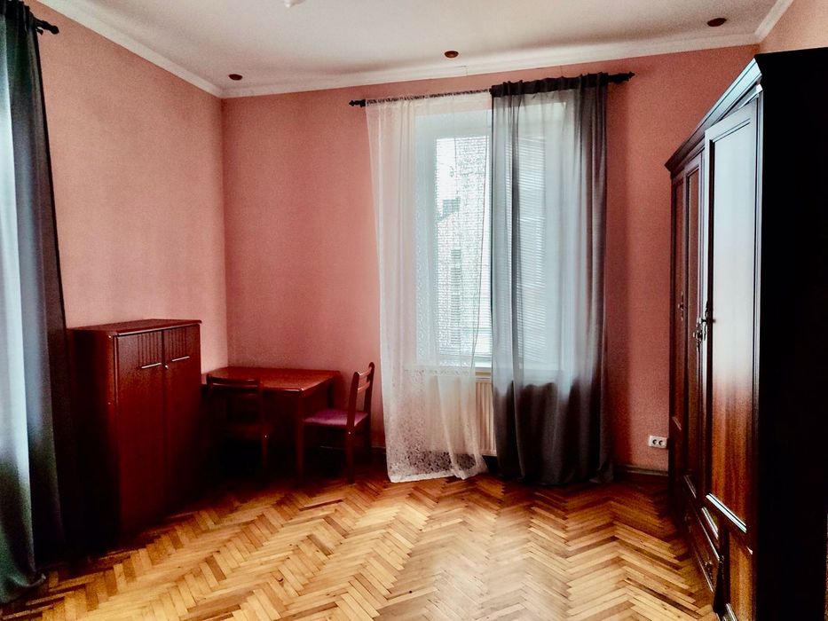 Продається 2-кімнатна квартира в самому центрі міста. Чортків