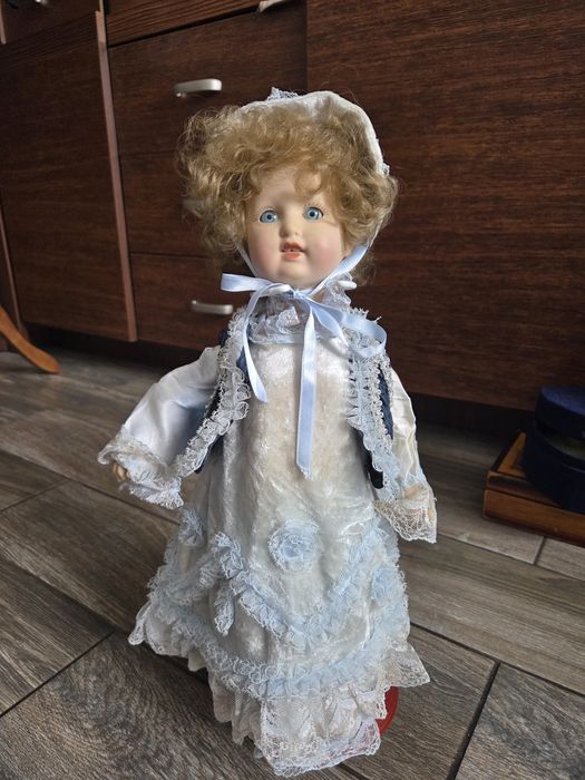 Bardzo stara lalka muzealna cala z porcelany