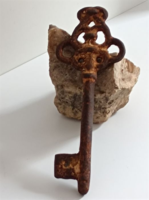 Średniowieczny klucz do starego zamczyska.Antyk 909 g