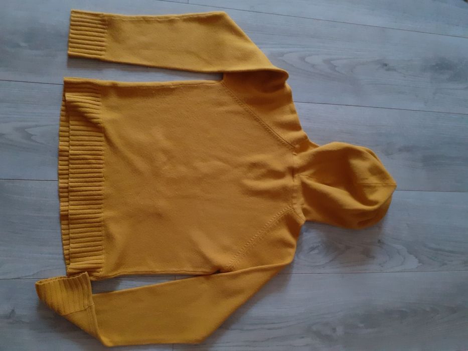 Damski sweter z kapturem.