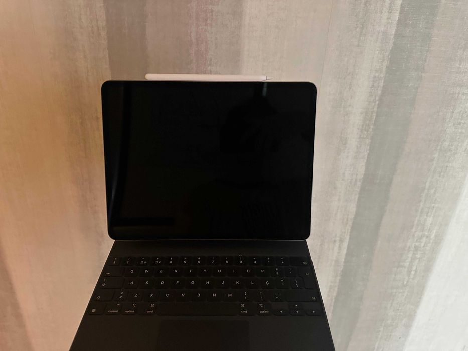 iPad Pro Apple 12.9'' Wi-Fi (6th Generation - 256 GB) + Magic Keyboard