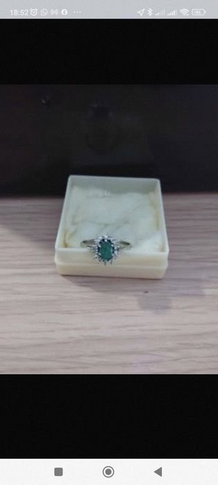 anel de ouro branco com esmeralda e diamantes