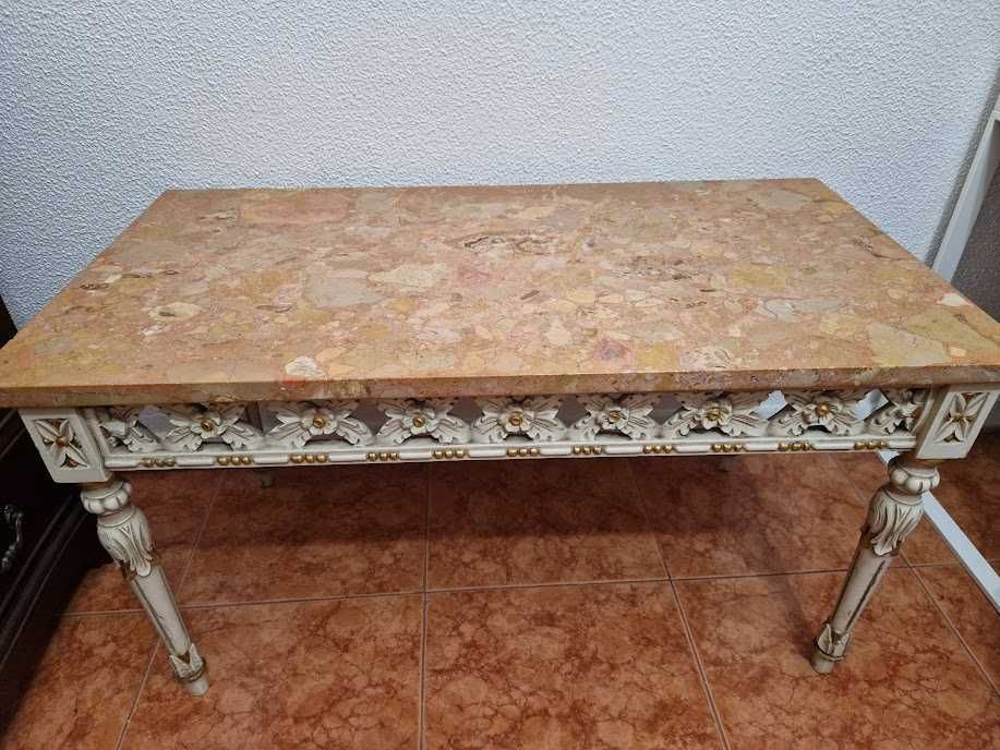 Mesa de centro em pedra