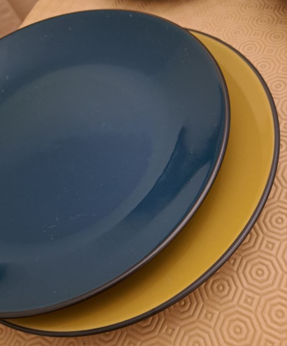 Pratos de  mesa coloridos