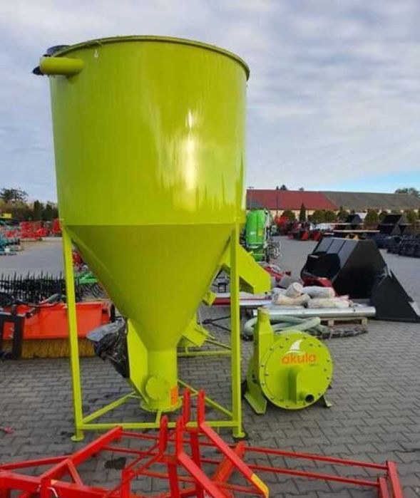 Кормосмеситель Змішувач комбікорму 1000кг Смеситель комбикорма