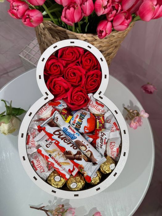 Солодкий подарунок на 8 березня з мильними квітами, преміум солодощами
