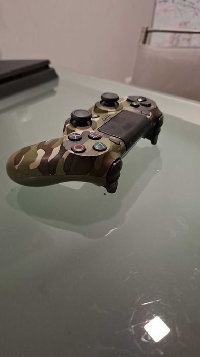 Playstation 4 slim + 1 comando + 4 jogos
