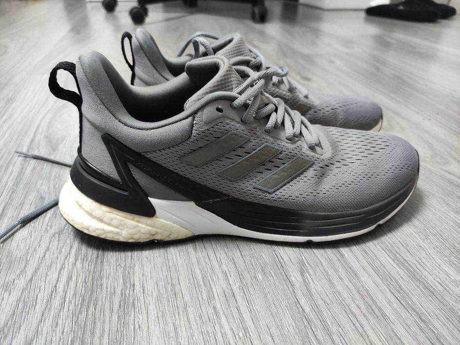 Кросівки Adidas.