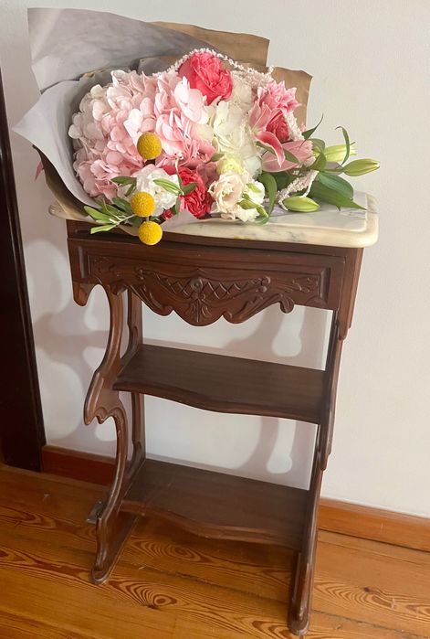 Mesa lateral vintage estilo Império com tampo em mármore