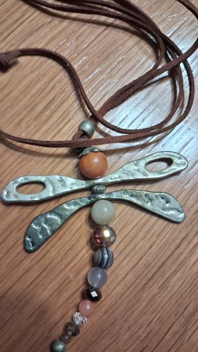 Wisior  ważka na rzemyku