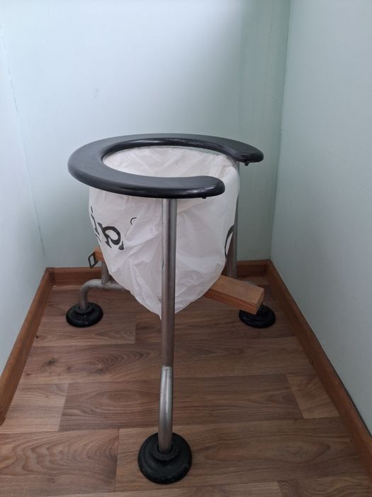 Стілець-туалет для літніх людей