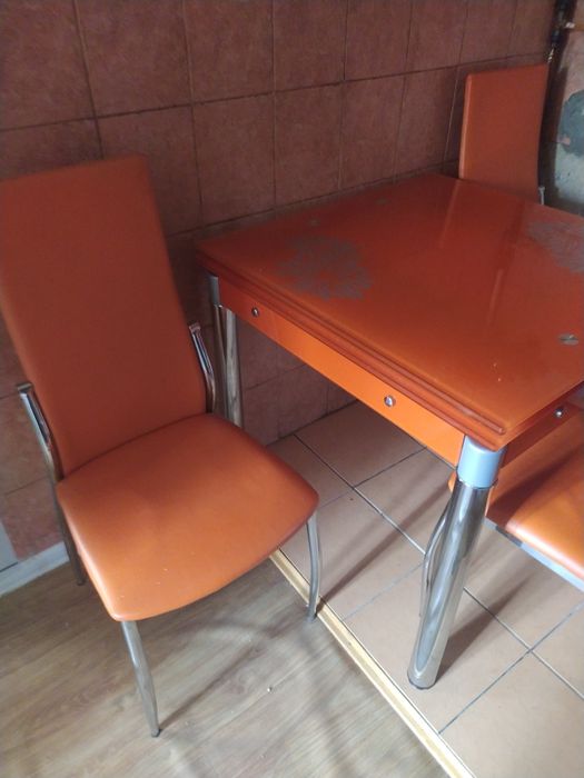 Sliczny stol  rozkladany I 4 krzesla