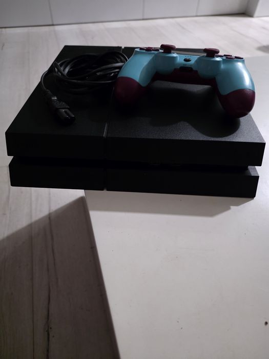 Vendo ps4 com comando