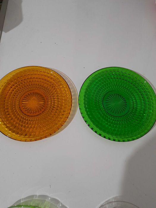 Lote de pratos antigos de sobremesa em vidro.