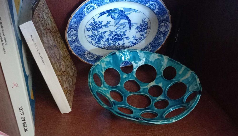 Taça decorativa, em cerâmica artesanal. Cor verde com pequenas manchas bege